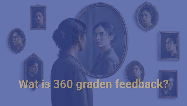 Vrouw bekijkt zichzelf in de spiegel, omringd door portretten die net iets anders ogen — blinde vlekken en sterke punten zichtbaar maken met 360 graden feedback